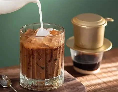 Uống nhiều cà phê gây xỉn màu men răng (Ảnh minh họa)