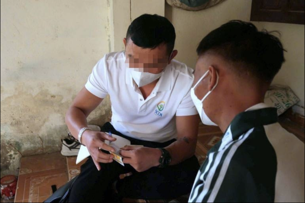 Nhân viên tiếp cận cộng đồng tại xã Quế Phong (Nghệ An) thuyết phục người có nguy cơ lây nhiễm HIV đi xét nghiệm và sử dụng các biện pháp an toàn (Ảnh: Internet)