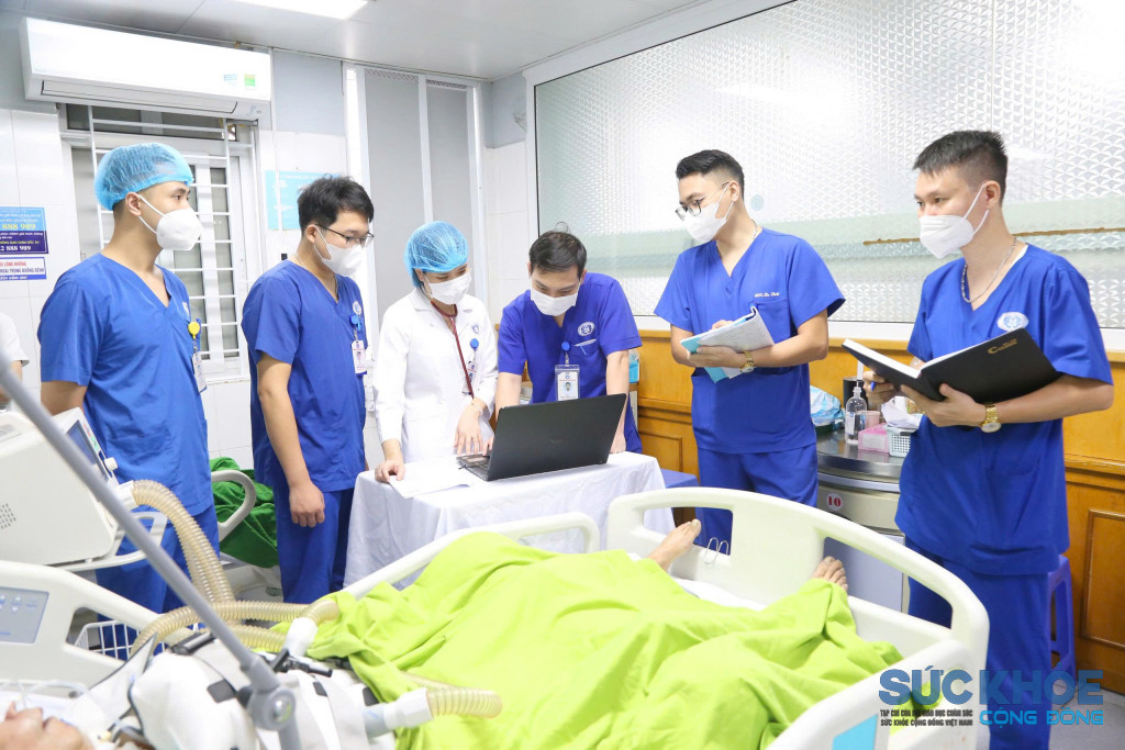 TS.BS Hà Thị Bích Vân áo trắng đang kiểm tra bệnh nhận 