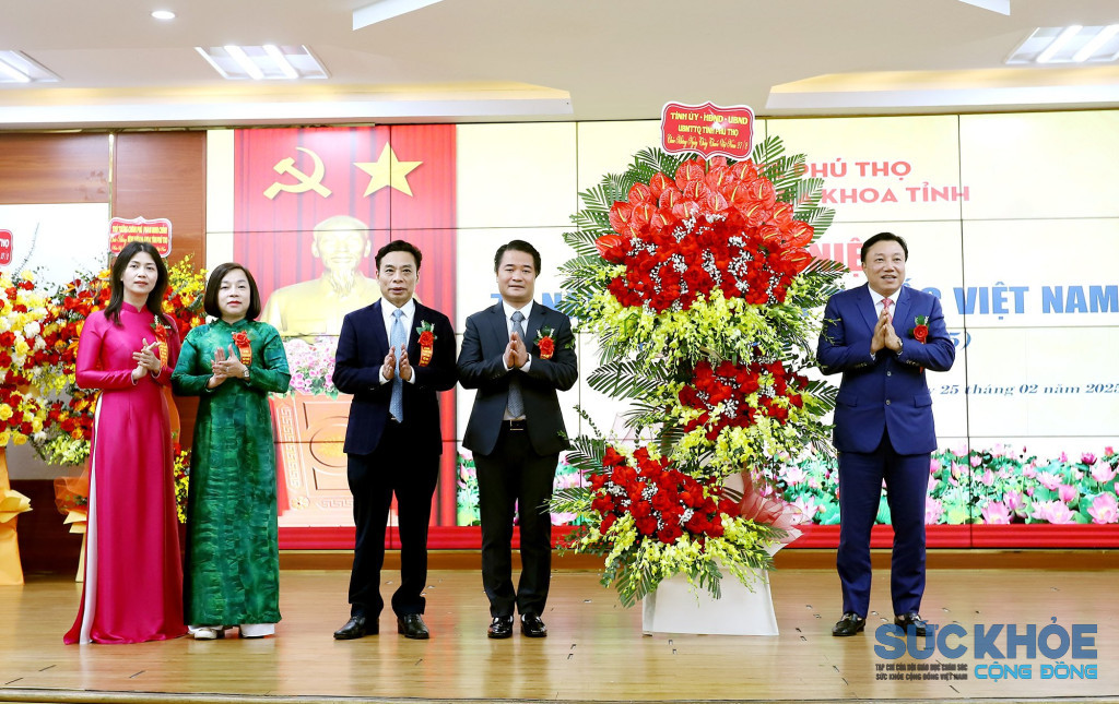 Phó Chủ tịch UBND tỉnh Nguyễn Huy Ngọc(bên phải) tặng hoa chúc mừng Bệnh viện Đa khoa tỉnh Phú Thọ, 70 năm ngày thầy thuốc Việt Nam