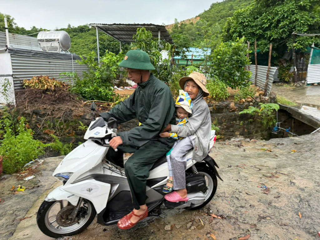 Cán bộ, chiến sĩ Trạm Biên phòng cảng Hòn Rớ hỗ trợ người dân di dời (Ảnh: Thanh Huy)