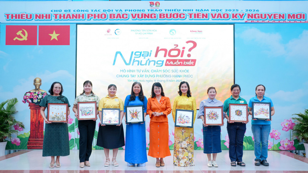 Bà Trương Lê Mỹ Ngọc - Bí thư Đảng ủy, Chủ tịch Hội đồng nhân dân Phường Tân Sơn Hòa (thứ năm từ trái sang) tặng quà tri ân cho đại diện 8 trường học trên địa bàn phường nhân Ngày Nhà giáo Việt Nam 20/11