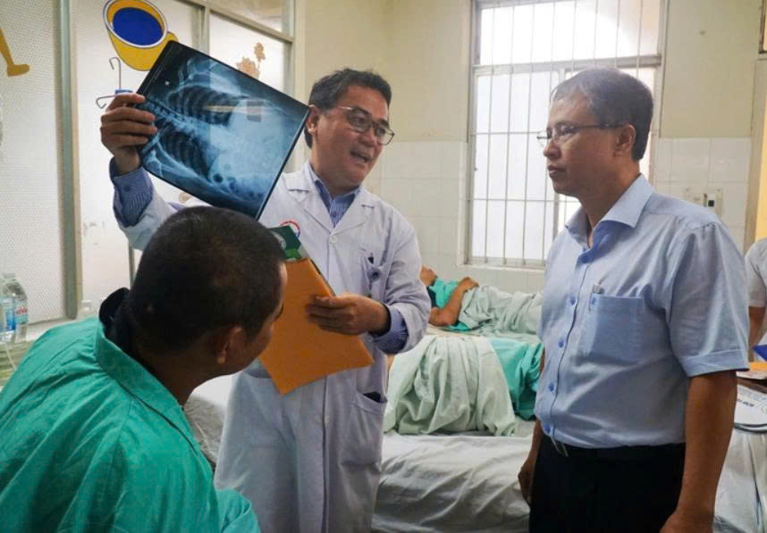 Phó Chủ tịch UBND tỉnh Khánh Hòa; Trần Hòa Nam thăm hỏi các nạn nhân (Ảnh: Trần Hoài)