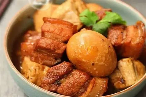 Rán sơ trứng trước khi kho để thịt không bị nát (Ảnh minh họa)