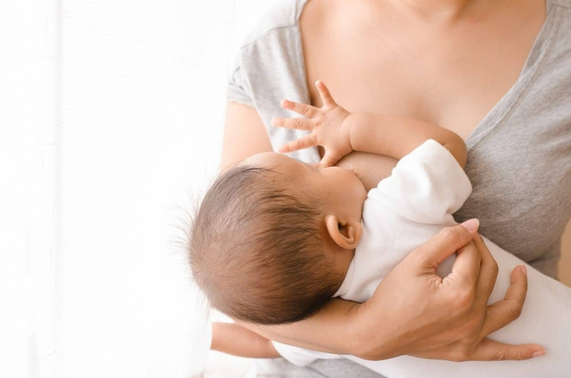 Có những lý do trẻ bó bú ít ngờ đến cần mẹ quan sát kỹ và khắc phục (Ảnh minh họa)