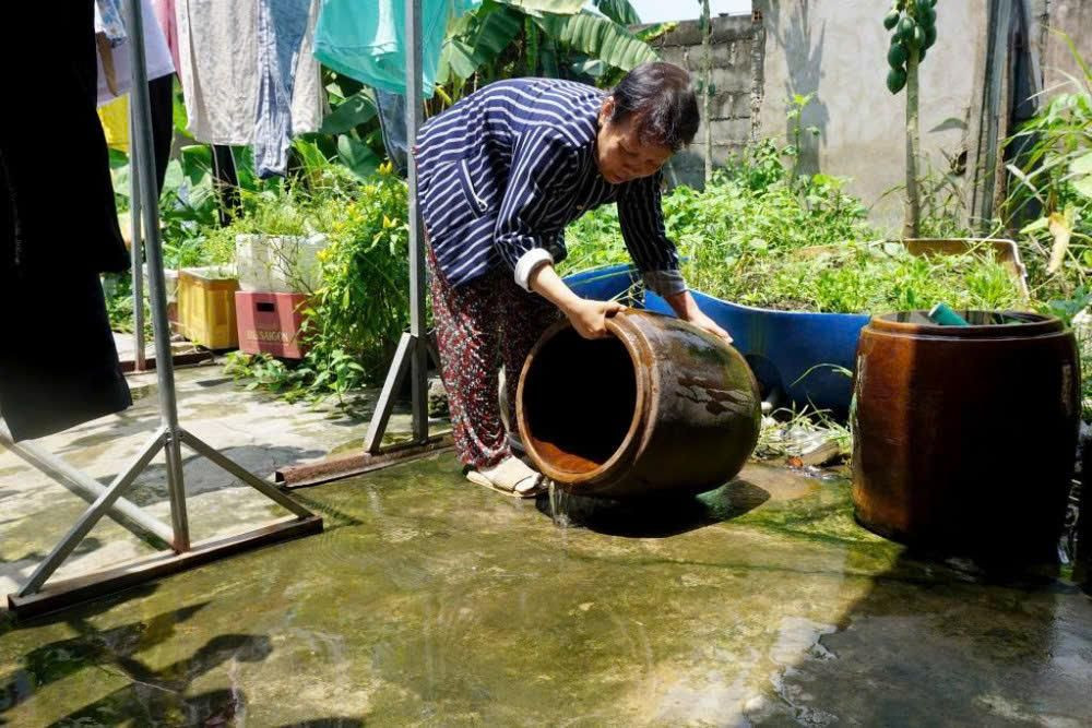 Người dân trên địa bàn tỉnh Tây Ninh vệ sinh lu chứa nước, loại bỏ nơi sinh sản của muỗi, diệt lăng quăng