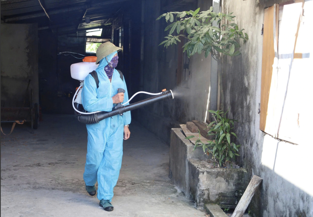 Tây Ninh triển khai phun diệt muỗi phòng bệnh sốt xuất huyết ( Ảnh: Tân Kỳ)