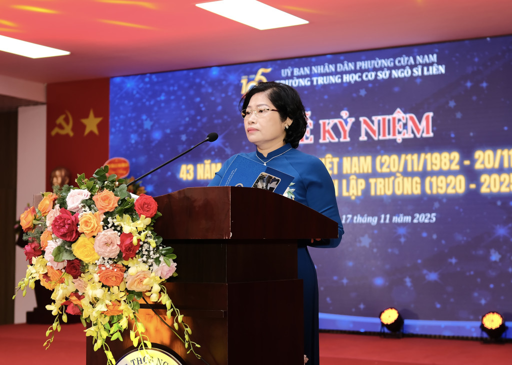 Nhà giáo Phạm Thu Hà, hiệu trưởng trường Trung học cơ sở Ngô Sĩ Liên phát biểu tại buổi lễ