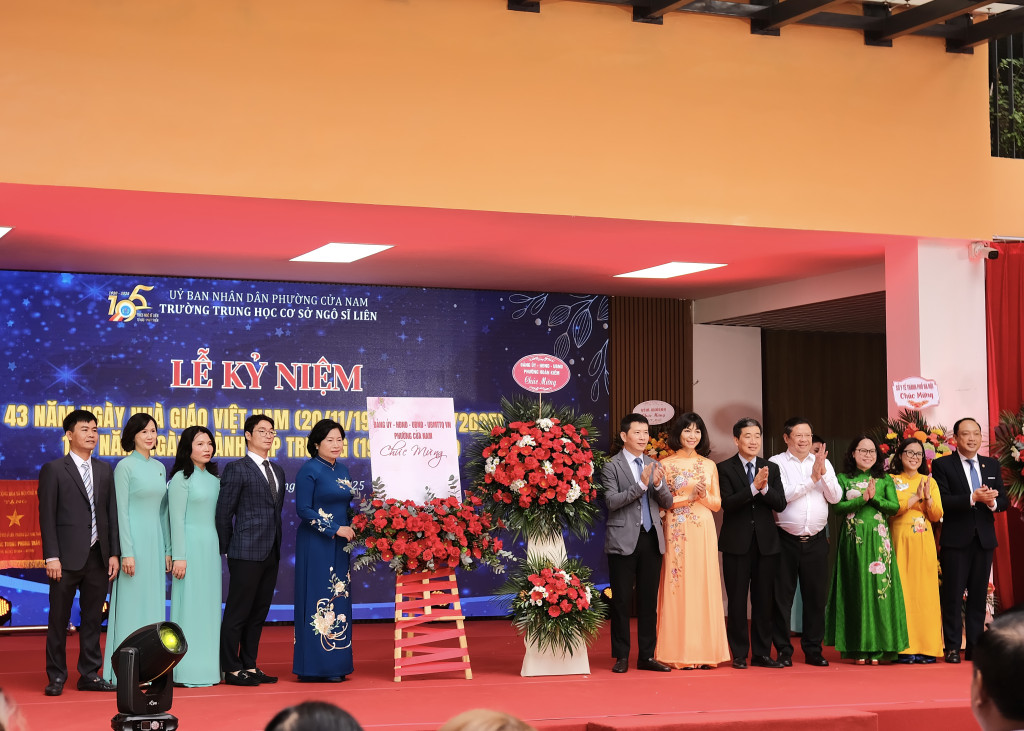 Lãnh đạo các phường Cửa Nam, Hoàn Kiếm tặng hoa chúc mừng nhà trường