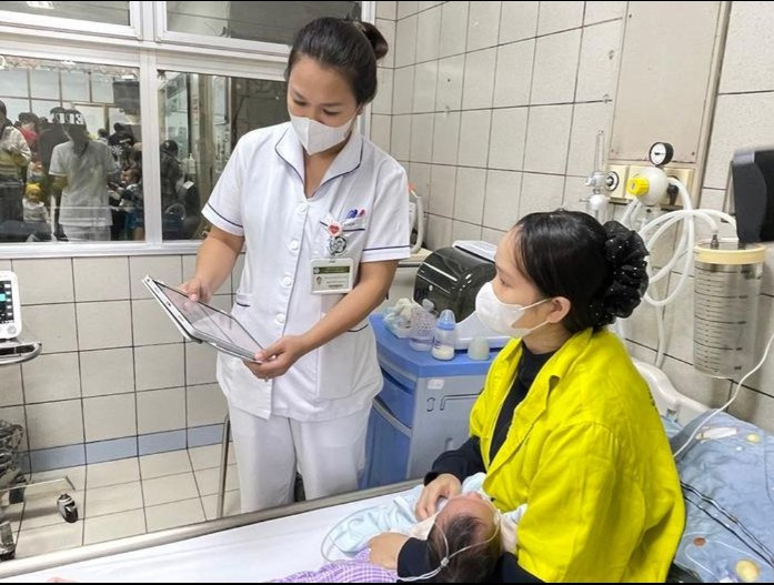 Bệnh nhi mắc bệnh đường hô hấp điều trị tại Bệnh viện Bạch Mai (Ảnh: BVCC)