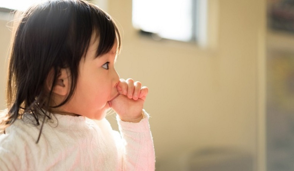 Cha mẹ hãy khiến tay trẻ bận rộn để giảm thói quen mút tay ở trẻ (Ảnh minh họa)