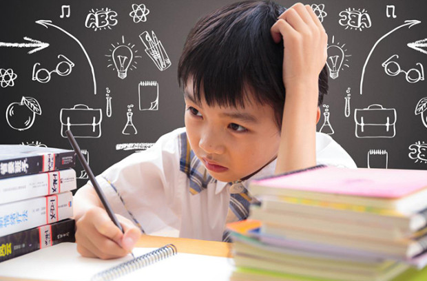 Phụ huynh cần tìm hiểu nguyên nhân khiến con học kém đột ngột (Ảnh minh họa)