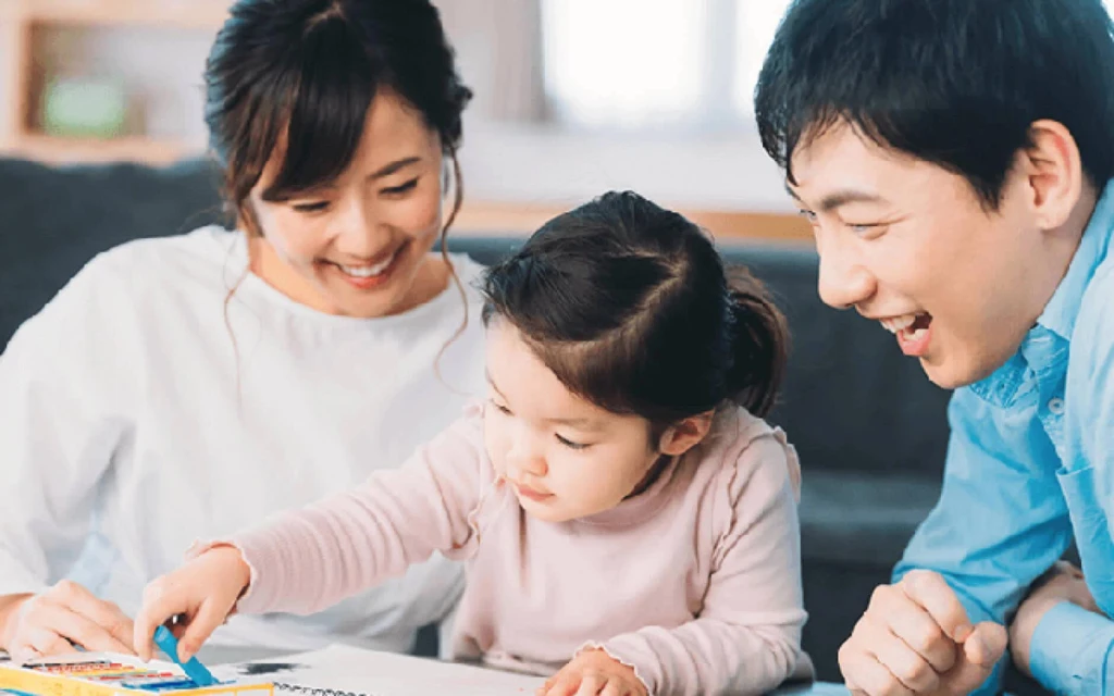 Cha mẹ đồng hành cùng con cái trong quá trình học tập (Ảnh minh họa)