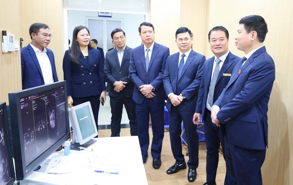 Bí thư Tỉnh ủy Trương Quốc Huy và các đại biểu thăm cơ sở vật chất Bệnh viện