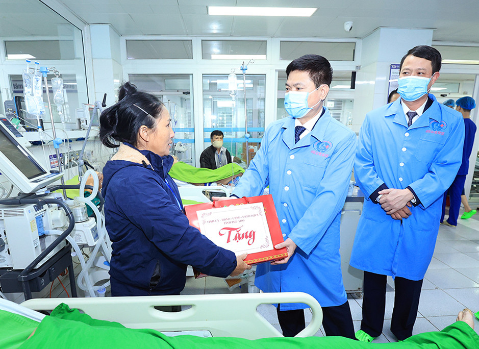 Bí thư Tỉnh ủy Trương Quốc Huy tặng quà cho người nhà bệnh nhân nặng đang điều trị tại Bệnh viện Đa khoa tỉnh Phú Thọ