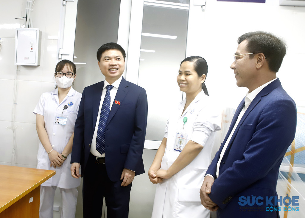 Bí thư Tỉnh ủy Trương Quốc Huy thăm hỏi, động viên cán bộ y bác sĩ tại bệnh viện