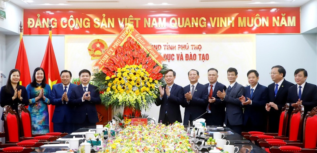 Bí thư Tỉnh ủy Trương Quốc Huy và các đại biểu tặng hoa chúc mừng ngành GD&ĐT