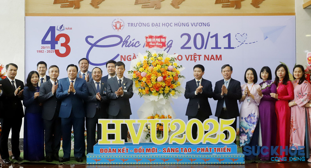 Bí thư Tỉnh ủy Trương Quốc Huy cùng đoàn thăm, tặng hoa chúc mừng Trường Đại học Hùng Vương