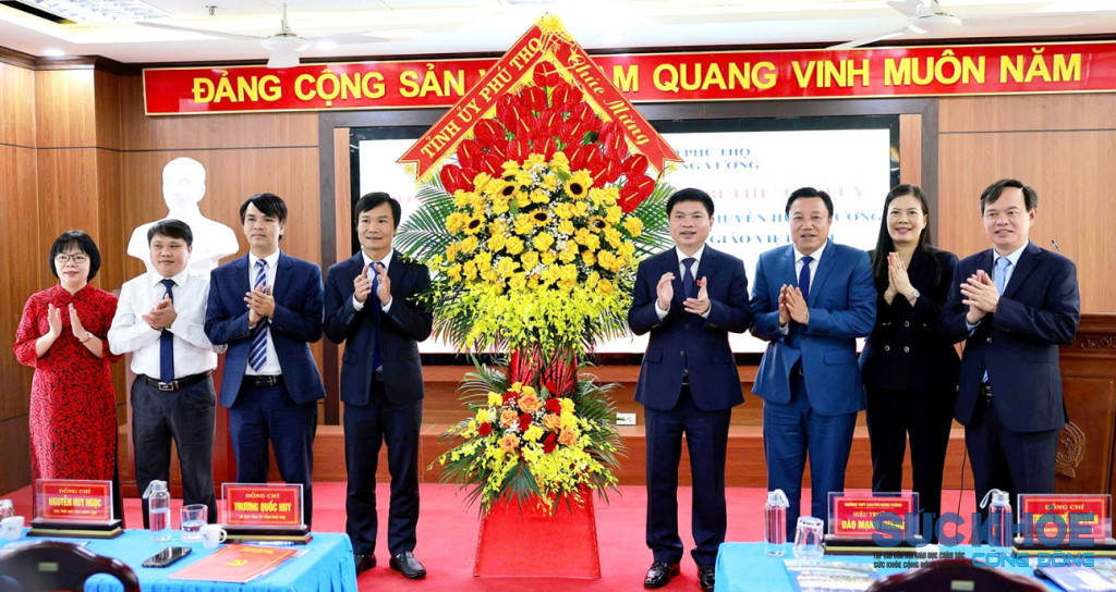Bí thư Tỉnh ủy Trương Quốc Huy tặng hoa chúc mừng Trường THPT Chuyên Hùng Vương