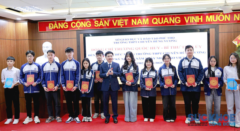 Bí thư Tỉnh ủy Trương Quốc Huy tặng quà cho 12 đội tuyển học sinh giỏi quốc gia