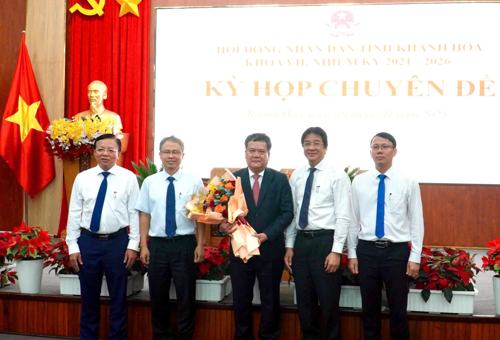 Các Phó Chủ tịch tặng hoa chúc mừng tân Chủ tịch Trần Phong (Ảnh: Thanh Huy)