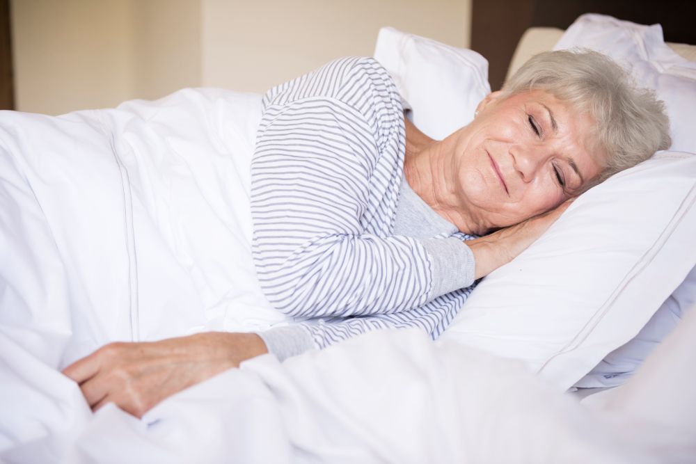 Duy trì giấc ngủ đúng giờ cho người lớn tuổi (Ảnh minh họa)
