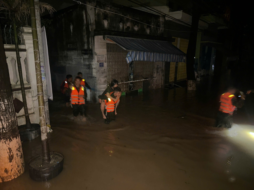Lực lượng chức năng tiếp tục đưa người dân ra khỏi vùng lũ (Ảnh: Thanh Huy)