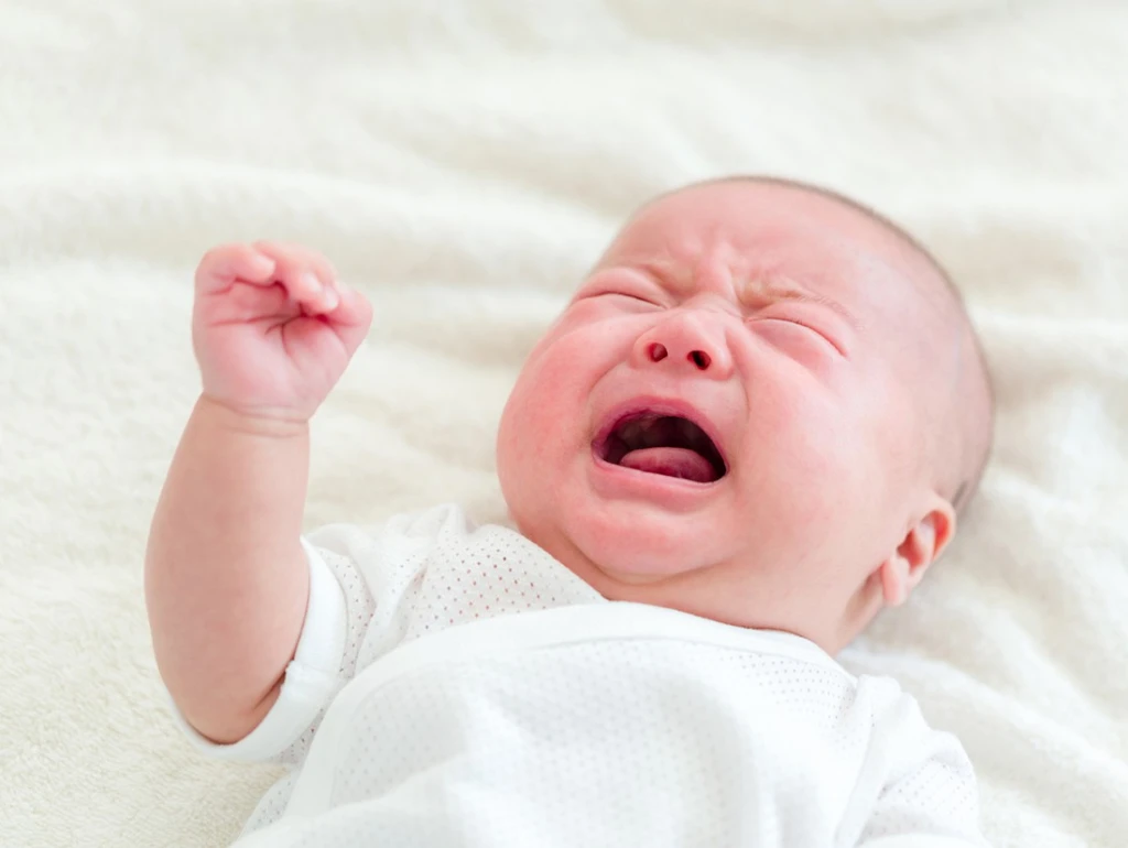 Bé khóc có thể liên quan đến hệ tiêu hóa (Ảnh minh họa)