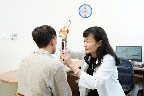 Bác sĩ khoa Da liễu - Thẩm mỹ da đang thăm khám cho một người bệnh (Ảnh: Trang Lê)