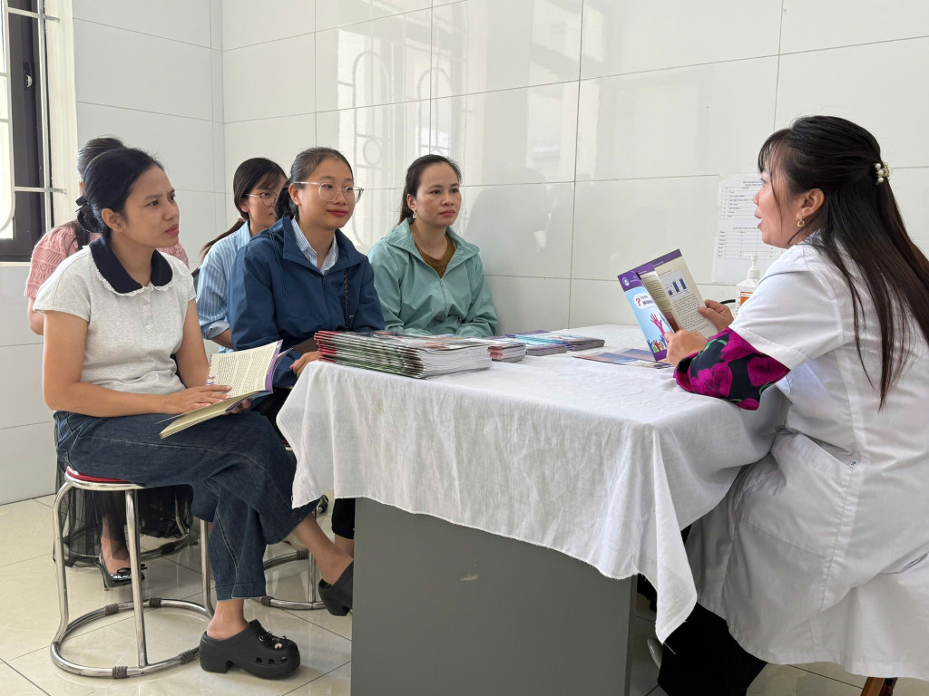 Cán bộ Trạm Y tế xã Bình Minh tận tình tư vấn, thăm hỏi người dân khi đến thăm khám (Ảnh: VGP/Thiện Tâm)