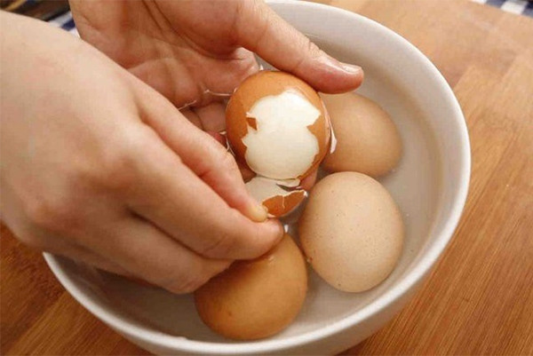 Cho muối và giấm vào khi luộc còn giúp trứng không bị thâm đen (Ảnh minh họa)