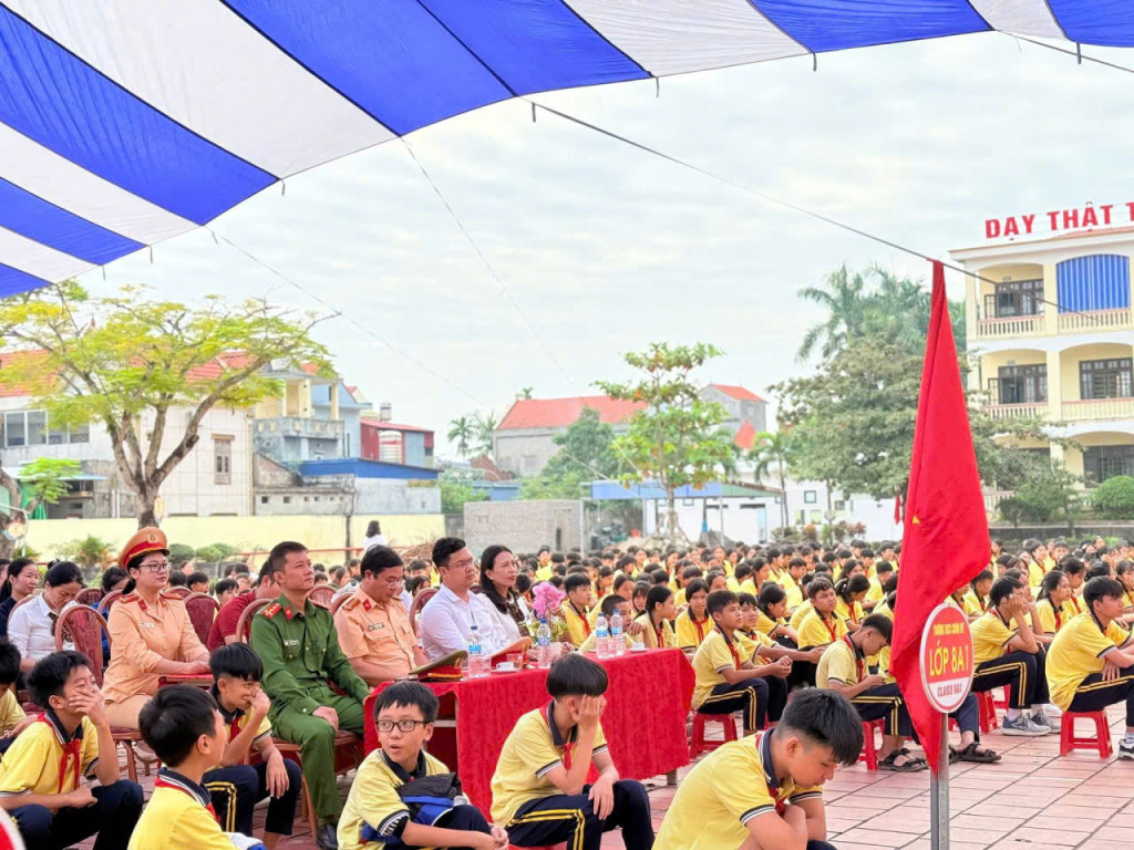 ban-giam-hieu-nha-truong-cung-cac-vi-khach-moi