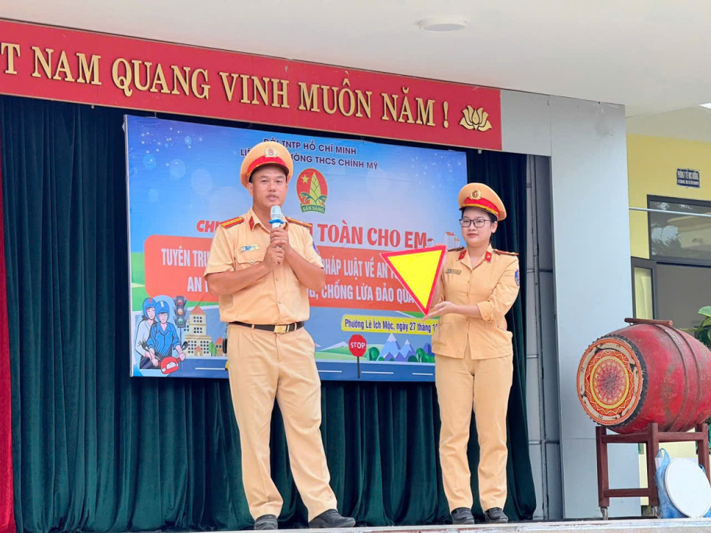 can-bo-csgt-huong-dan-cach-nhan-biet-bien-bao-giao-thong-cho-cac-em-hoc-sinh