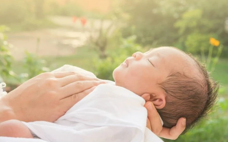 Tắm nắng bổ sung vitamin D cho trẻ (Ảnh minh họa)