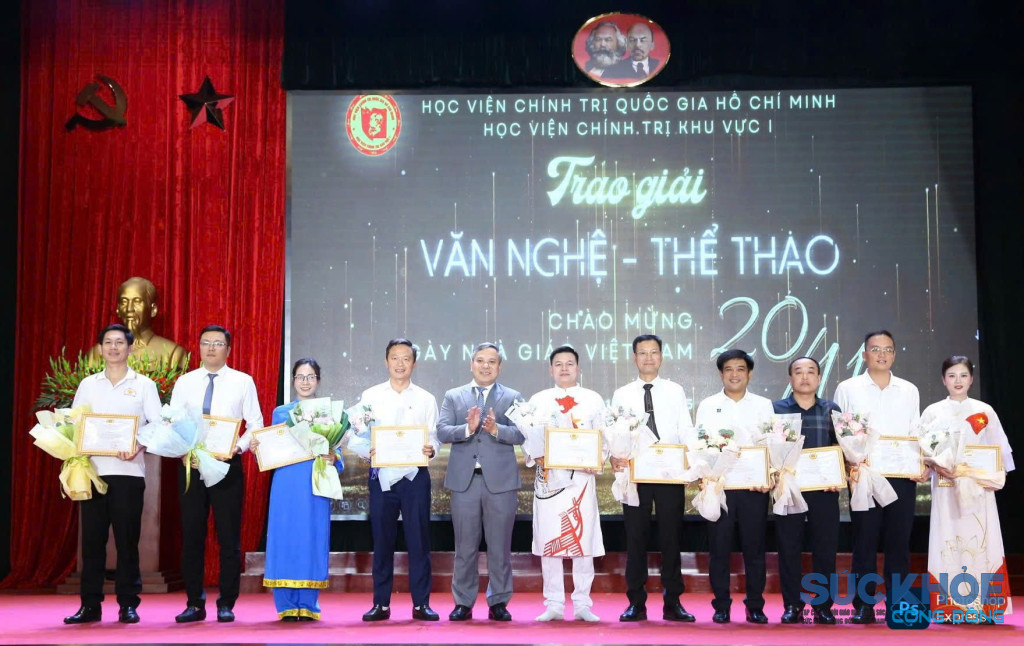 TS Vũ Văn Hậu, Phó Giám đốc Học viện Chính trị khu vực I trao giấy khen cho các lớp tham gia tốt các phòng trào 