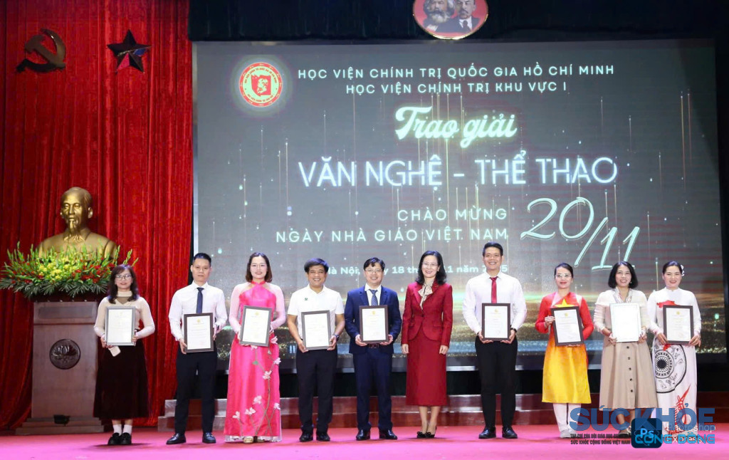 TS Phạm Thị Ngọc Dung, Phó Giám đốc Học viện trao giải C Hội diễn văn nghệ chào mừng ngày nhà giáo Việt Nam 20/11