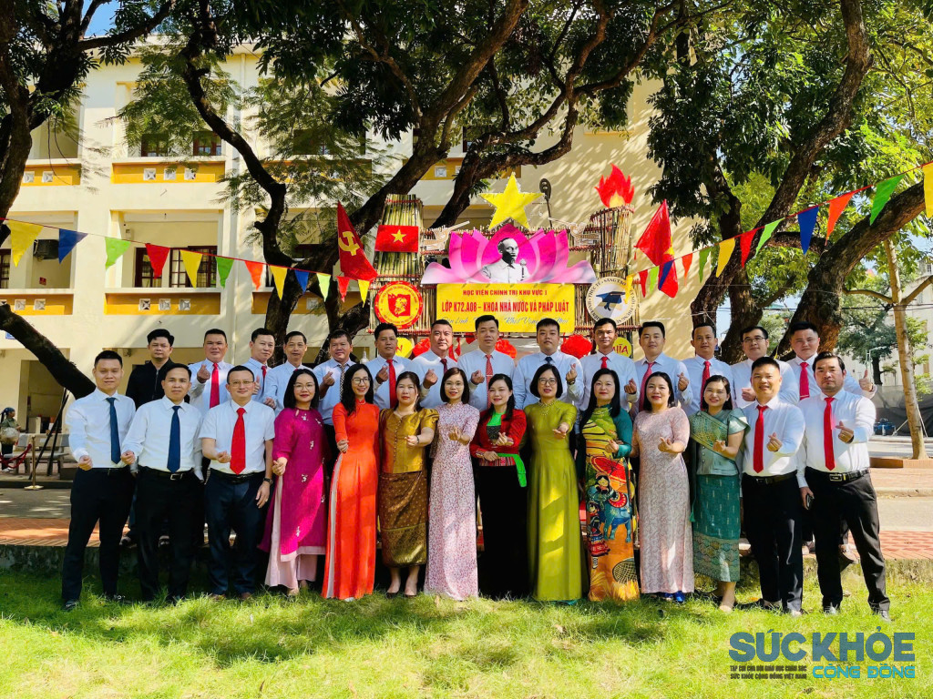 Tập thể lớp K72.A08 và khoa Nhà nước và pháp luật  tại hội trại chào mừng ngày 20/11