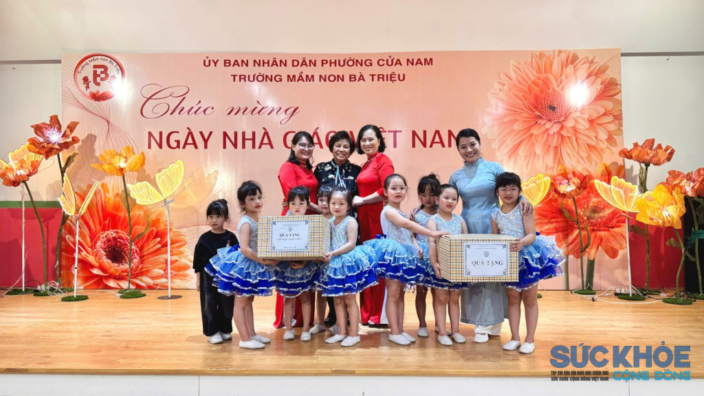 Cô Nguyễn Thị Thành- nguyên hiệu trưởng đầu tiên và cô Nguyễn Thị Thu Hiền- Hiệu trưởng trường mầm non Bà Triệu tặng quà cho cô giáo và các con biểu diễn văn nghệ trong lễ kỷ niệm 20/11.