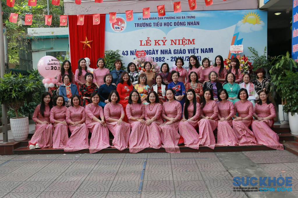 Tập thể cán bộ, giáo viên trường Tiểu học Đồng Nhân cùng các thầy cô đã nghỉ hưu về dự lễ kỷ niệm 45 năm ngày Nhà giáo Việt Nam (Ảnh: HD)