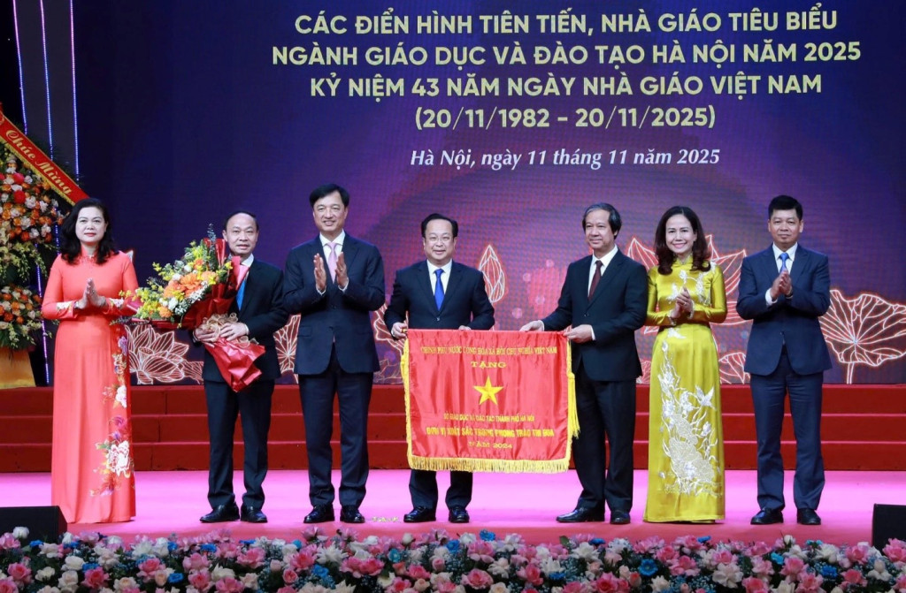 Bí thư Thành ủy Hà Nội Nguyễn Duy Ngọc, Bộ trưởng Bộ Giáo dục và Đào tạo Nguyễn Kim Sơn trao Cờ Thi đua xuất sắc của Chính phủ tặng Sở Giáo dục và Đào tạo Hà Nội (Ảnh: Sở GD&ĐT Hà Nội)