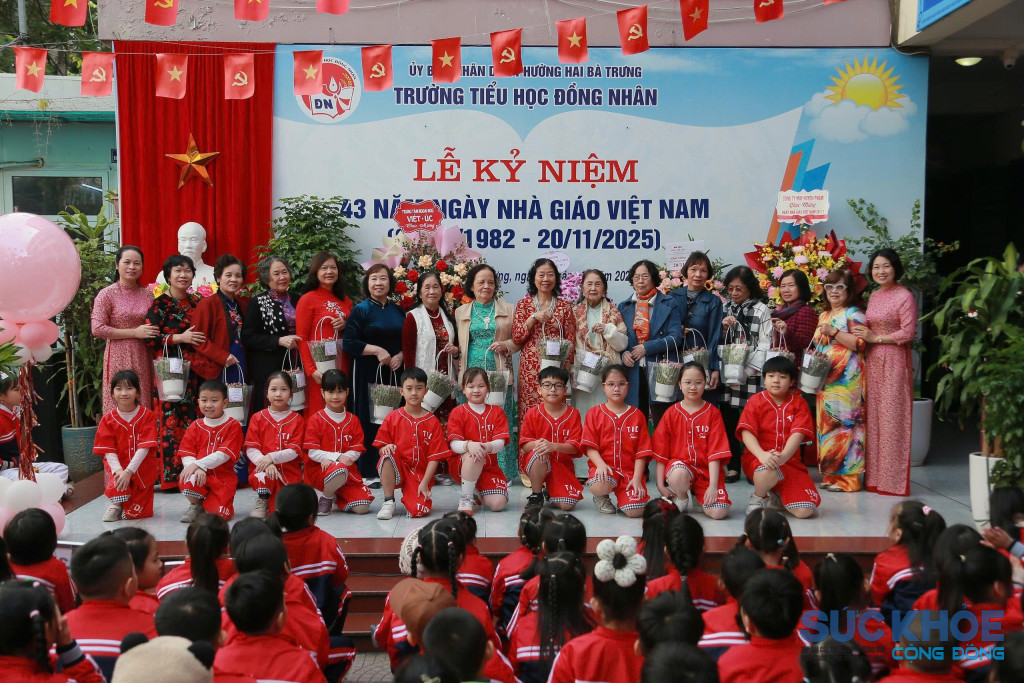Không khí tưng bừng trong Lễ kỷ niệm 43 năm Ngày Nhà giáo Việt Nam (20/11/1982 – 20/11/2025) tại trường tiểu học Đồng Nhân (phường Hai Bà Trưng, TP. Hà Nội) (Ảnh: DH)