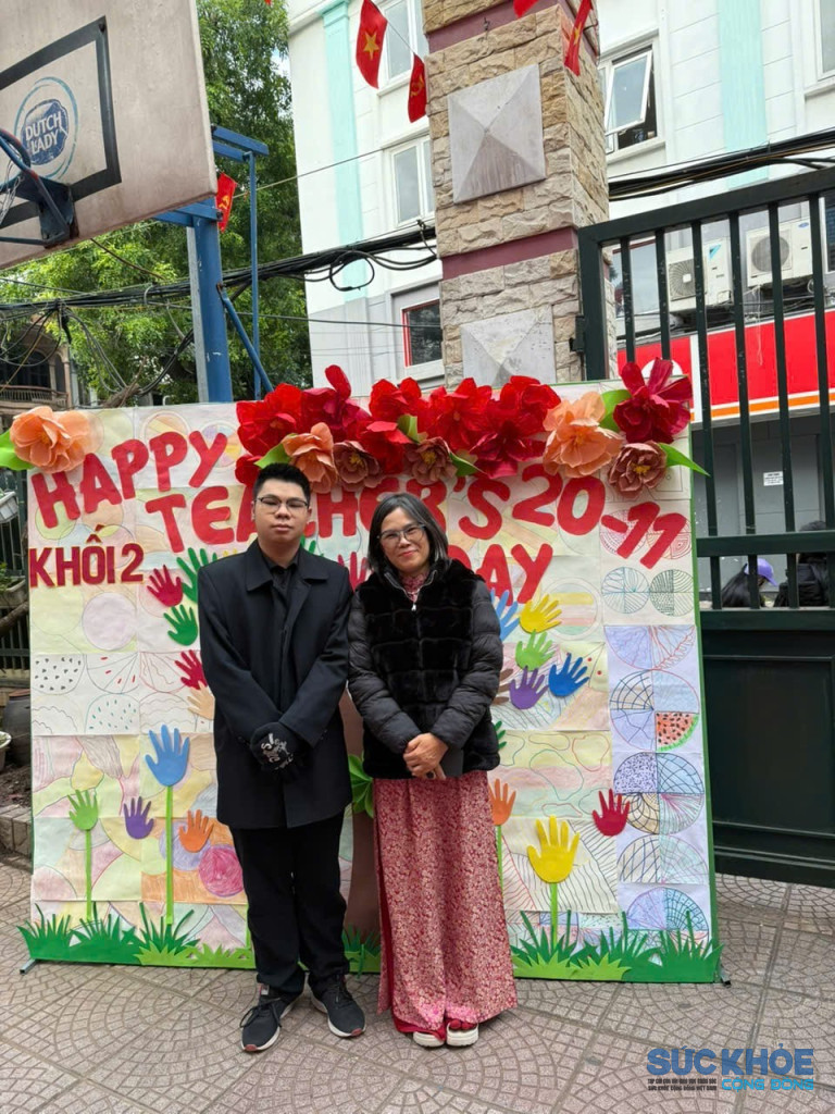 Bạn Đinh Hoàng Vũ (sinh viên trường Đại học Bách Khoa) chụp ảnh lưu niệm cùng cô giáo chủ nhiệm lớp 1 của mình – cô Tô Thị Kim Yến (Ảnh: Bảo Châu)