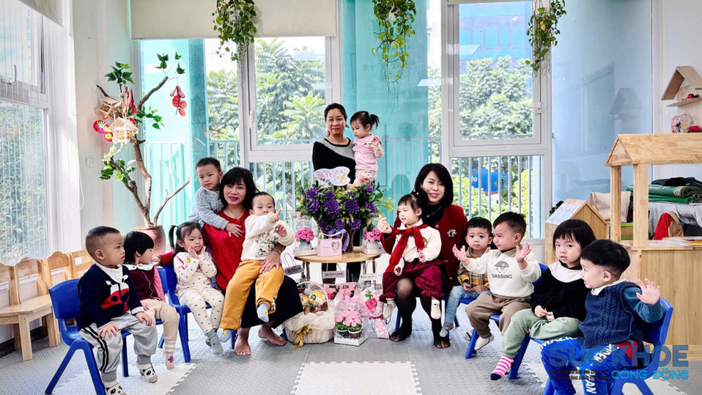 Những bó hoa tươi thắm của phụ huynh, học sinh cùng những lời chúc mừng là món quà ý nghĩa nhất đối với các thầy cô giáo trong ngày tôn vinh Nhà giáo Việt Nam (Ảnh: Thuỳ Linh)