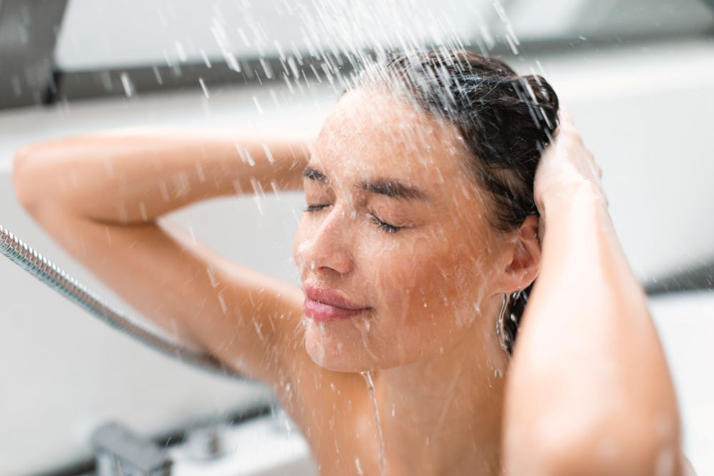 Tắm vào buổi chiều sẽ giúp loại bỏ vi khuẩn tích tụ trong một ngày hoạt động (Ảnh minh hạo)
