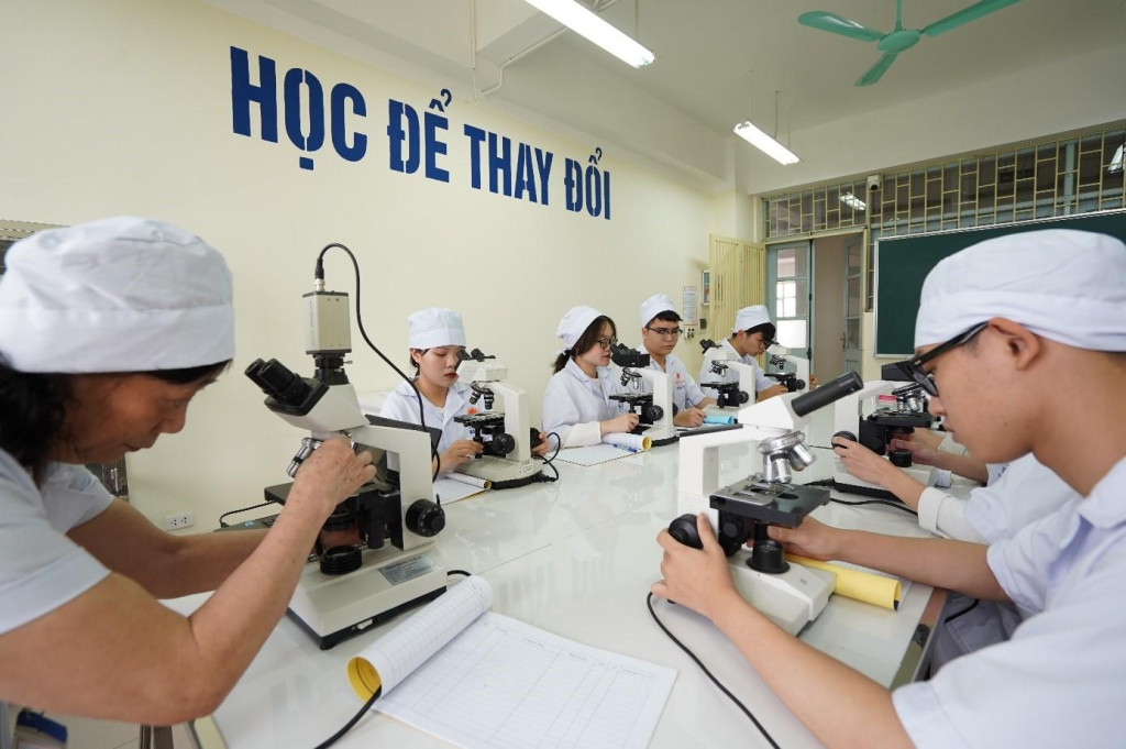 Sinh viên thực hành trên các trang hiện đại (Ảnh: Trường ĐH Đại Nam)
