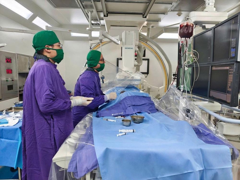 Ê-kíp can thiệp mạch do BSCKII Bùi Duy Hưng- Phó khoa Chẩn đoán hình ảnh – Điện quang can thiệp trực tiếp thực hiện (Ảnh: BVCC)