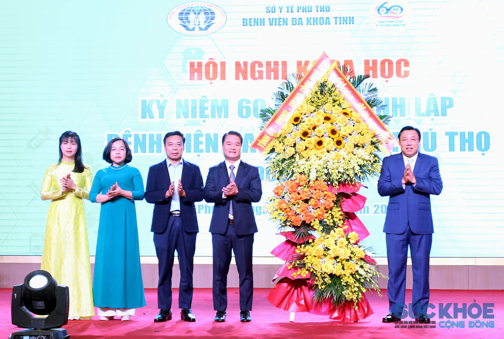 Phó Chủ tịch UBND tỉnh Nguyễn Huy Ngọc tặng hoa chúc mừng Bệnh viện Đa khoa tỉnh Phú Thọ