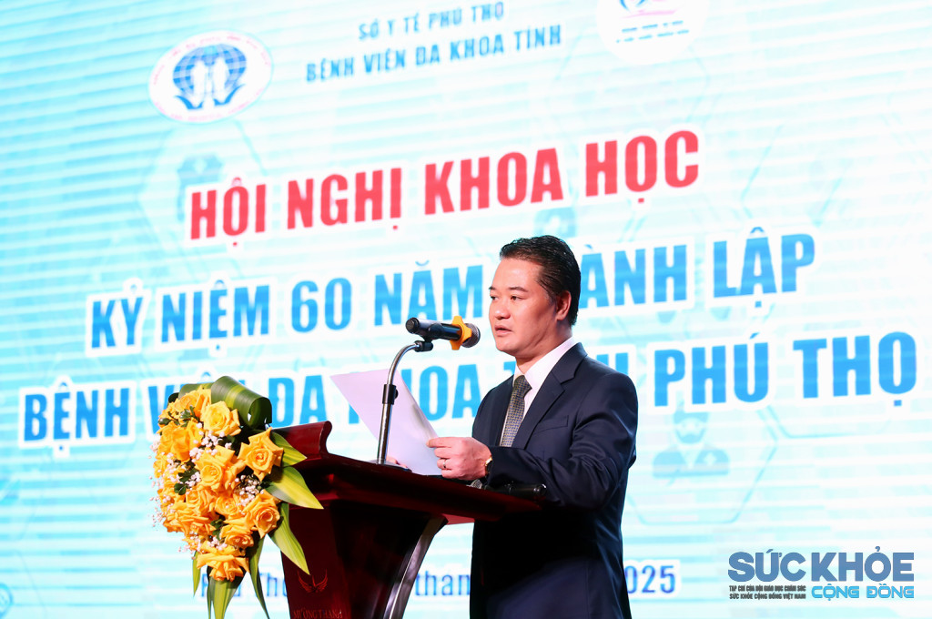 Giám đốc Bệnh viện Đa khoa tỉnh Phú Thọ Lê Đình Thanh Sơn báo cáo khái quát về hoạt động của bệnh viện