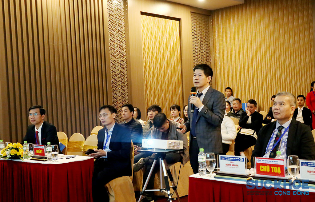 PGS.TS Nguyễn Sinh Hiền - Giám đốc Bệnh viện Tim Hà Nội trình bày chuyên đề phẫu thuật ít xâm lấn điều trị các bệnh lý tim bẩm sinh ở trẻ em: Kinh nghiệm và kết quả thực hiện tại Bệnh viện tim Hà Nội
