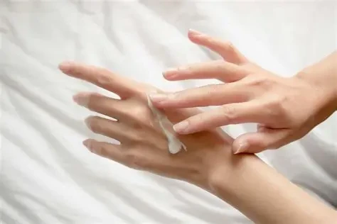 Bôi kem dưỡng thường xuyên vào mùa đông giúp da tay bóng đẹp (Ảnh minh họa)
